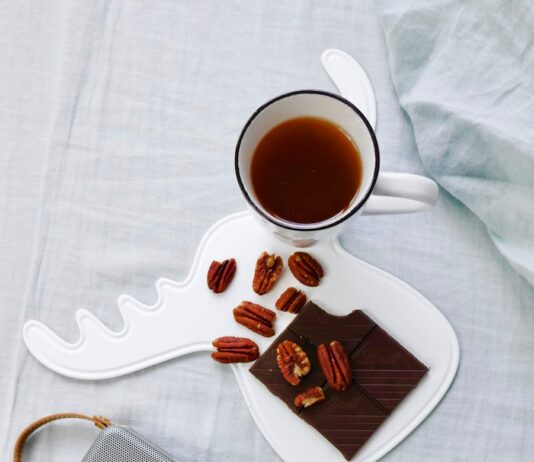 건강한 생활을 위한 식단과 운동 루틴 만들기 walnuts on white tray beside cup of coffee