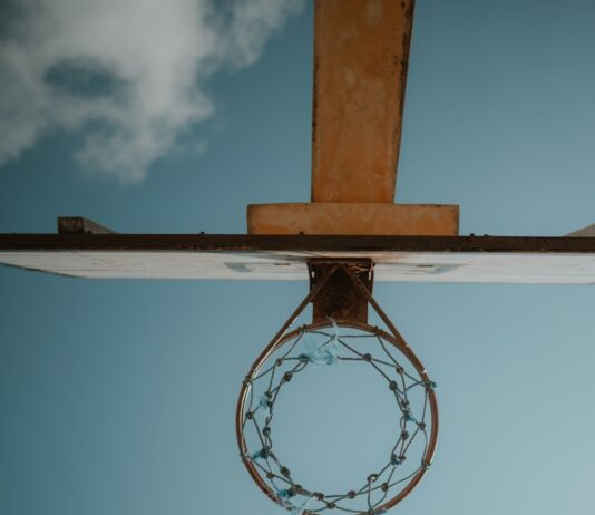 스트레스를 줄이는 명상과 요가의 과학적 효능 A person holding a basketball up to a hoop