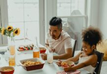 비만 예방을 위한 아이들과의 식습관 교육 boy and girl eating on table
