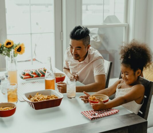 비만 예방을 위한 아이들과의 식습관 교육 boy and girl eating on table