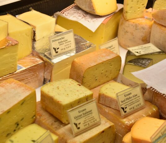 치아와 심혈관 질환의 관계: 치주염이 심장 건강에 미치는 영향 assorted pile of cheese