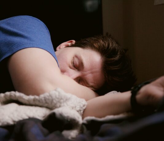 당신의 잠은 안전하십니까? 수면무호흡 woman in blue shirt lying on bed