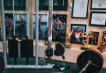 비 오는 날 운동 필요할까? red and silver dumbbell on black surface