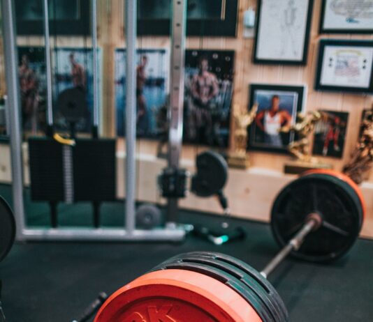 비 오는 날 운동 필요할까? red and silver dumbbell on black surface