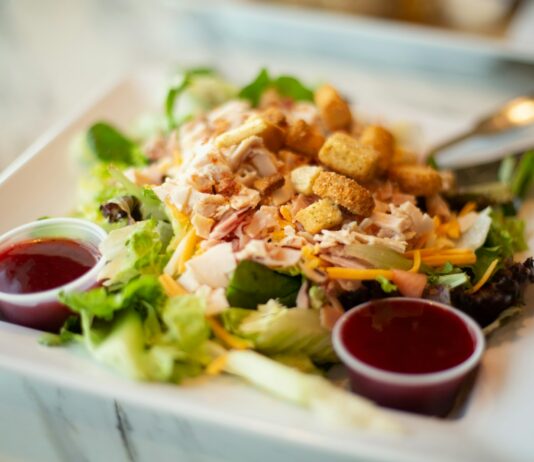 건강한 체중관리를 위한 저칼로리 식단 a plate of food