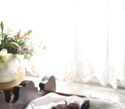 “몸은 피곤한데 잠은 안 와요”… 디지털 디톡스로 뇌를 쉬게 하세요 woman sleeping on bed beside book