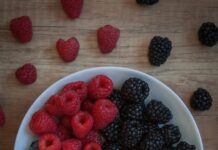 “피부 좋아졌네?”…MZ세대, 항염 식단으로 장과 피부 모두 잡는다 strawberries on white ceramic bowl