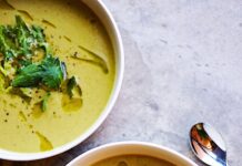 야근 후 회복식, 속을 살리는 한 그릇 green soup on white ceramic bowl