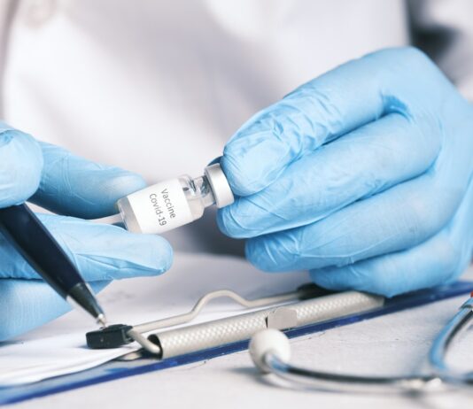 “피곤하면 항상 감기부터 걸린다”…면역력 낮은 사람의 공통점 person in blue gloves holding white usb cable