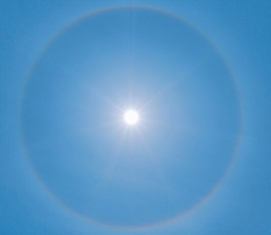 “왜 이렇게 피곤하죠?”…초여름 만성 피로, 수분과 햇빛 부족이 원인일 수 있다 blue sky with white sun