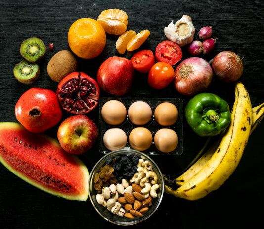 면역력을 강화하는데 도움이 되는 5가지 식습관 yellow banana red apple and yellow banana fruit