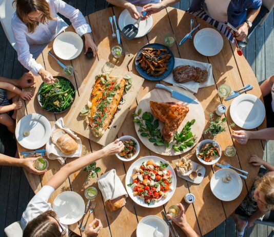 건강한 식단, 활기찬 삶을 위한 첫걸음 people eating on table with foods
