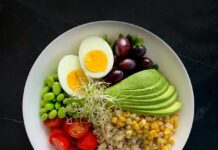 건강한 식단, 당신의 삶을 바꿉니다 a white bowl filled with vegetables and eggs