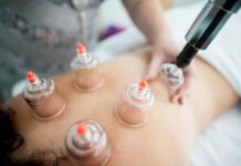 대체요법, 현대인의 건강 관리에 새로운 대안 제시 clear glass bottle on brown wooden table