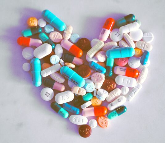 약 대신 ‘관계’를 처방합니다, 사회적 처방의 힘 blue and white medication pill