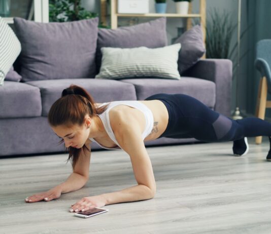 집에서 즐기는 필라테스, 건강한 일상으로의 초대 a woman is doing push ups on the floor