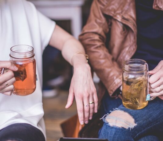 “잠깐의 휴식, 직장인 건강을 바꾼다”… 일상 속 실천법 인기 two person sitting while holding clear glass mason mugs