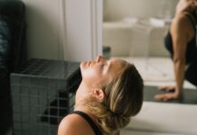 가슴 열기: 움츠러든 마음과 어깨를 활짝 펴는 ‘하트 오프닝’ a woman lying on the floor