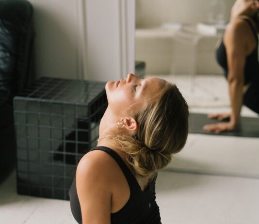 가슴 열기: 움츠러든 마음과 어깨를 활짝 펴는 ‘하트 오프닝’ a woman lying on the floor