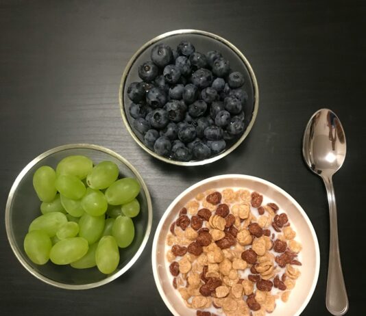 “맞춤형 영양이 대세…우리집 식탁에도 ‘개인화’ 바람” a bowl of cereal, a bowl of grapes and a bowl of cereal