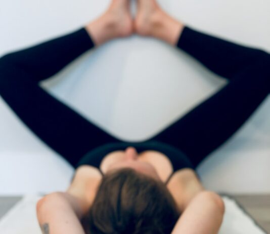 골반의 휴식: 하체 비만의 근본 원인, 틀어진 골반을 위한 ‘나비 자세’ woman in black tank top lying on bed