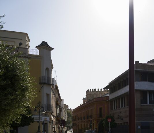 ‘마이크로 모먼트 운동’, 바쁜 일상 속 건강 챙기기 방법으로 주목 A woman walking down a street next to tall buildings