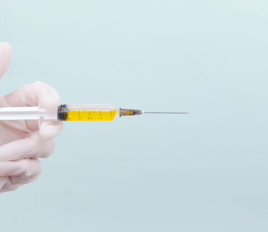 “부작용보다 살찌는 게 더 무서워요”… 비만 치료제 열풍 속 감춰진 ‘다이어트 잔혹사’ person holding yellow and white pen