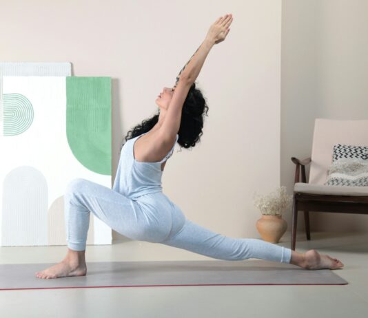 대단원: 평생 늙지 않는 몸을 위한 ‘15분 데일리 리셋’ a woman doing a yoga pose in a room