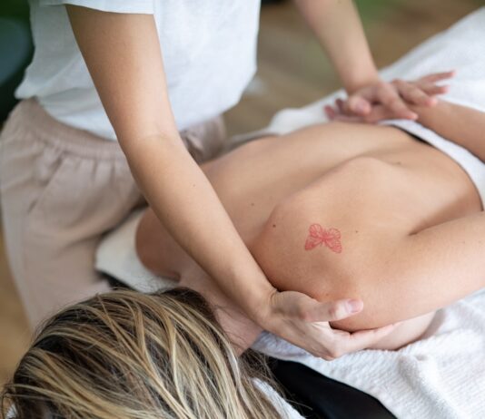 일상 속에서 만나는 대체요법, 건강한 습관으로 자리잡는 비결 a woman getting a back massage in a spa