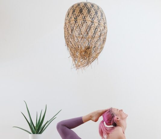 근육, 이제는 누구나 관리하는 시대… 일상 속 실천으로 건강 챙기기 woman in pink one piece swimsuit kneeling on floor