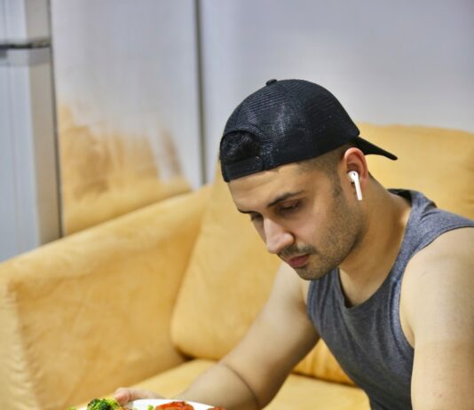 ‘나’를 돌보는 작은 변화, 일상 속 웰니스 문화 확산 a man sitting at a table with a plate of food