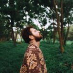 “일상 속 대체요법, 내 몸을 돌보는 새로운 루틴으로 떠오르다” man standing near tree