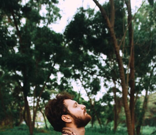 “일상 속 대체요법, 내 몸을 돌보는 새로운 루틴으로 떠오르다” man standing near tree