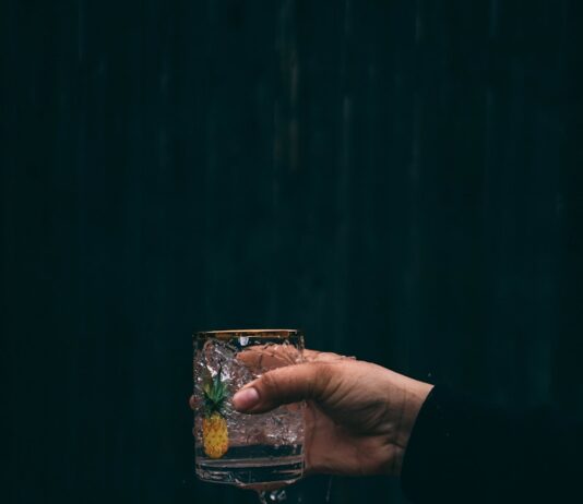 나만의 건강한 아침 루틴, 작지만 큰 변화 만든다 person holding clear drinking glass with water