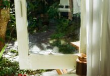 늘 피곤한 당신, 만성피로 극복 생활습관이 답이다 Tea set arranged on a wooden tray by the window.