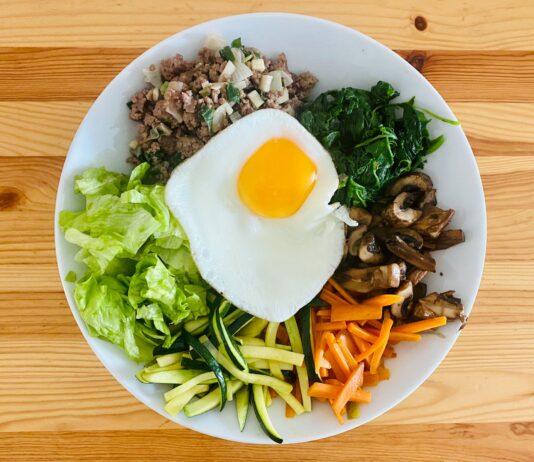 “내 식단, 이렇게 바꿔볼까? 최신 건강 트렌드 따라 실천하는 간단 루틴” egg on white ceramic plate