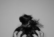 스트레스, 스마트하게 관리하는 법…일상 속 실천이 해답 a woman covering her face with her hands