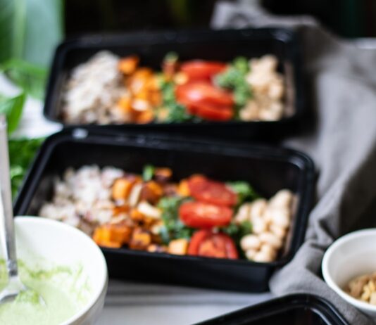 “일상 속 식단, 간편하게 건강 챙기는 새로운 트렌드” a couple trays of food