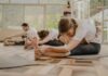 필라테스, 건강한 일상을 위한 맞춤 운동 트렌드로 인기 a group of people doing yoga in a room