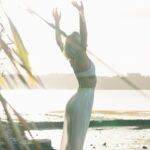 새로운 웰니스 문화, 건강한 일상으로 스며든다 woman standing near body of water