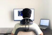 직장인을 위한 거북목·일자목 교정, 간단 스트레칭과 실천 가능한 생활 습관 a man sitting in front of a computer monitor