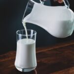 일상에서 실천하는 근육 건강, 요즘 트렌드는 ‘작게, 자주, 다양하게’ person pours milk into glass