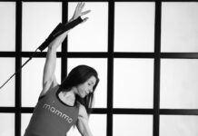 “집에서 쉽게 따라하는 필라테스, 건강한 일상 회복의 열쇠” woman in white tank top and black leggings doing yoga