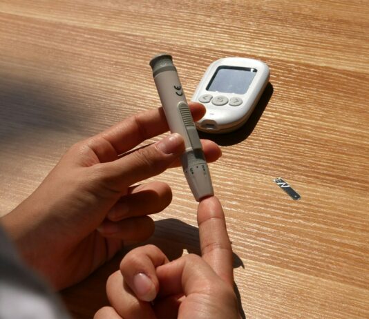 혈당 스파이크를 관리하는 간단한 생활 습관 a person holding a pen and a cell phone on a table