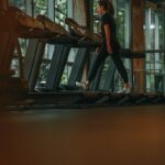 걷기 운동, 일상 속 건강 지키는 첫걸음…작은 실천이 만드는 큰 변화 a woman running on a treadmill in a gym